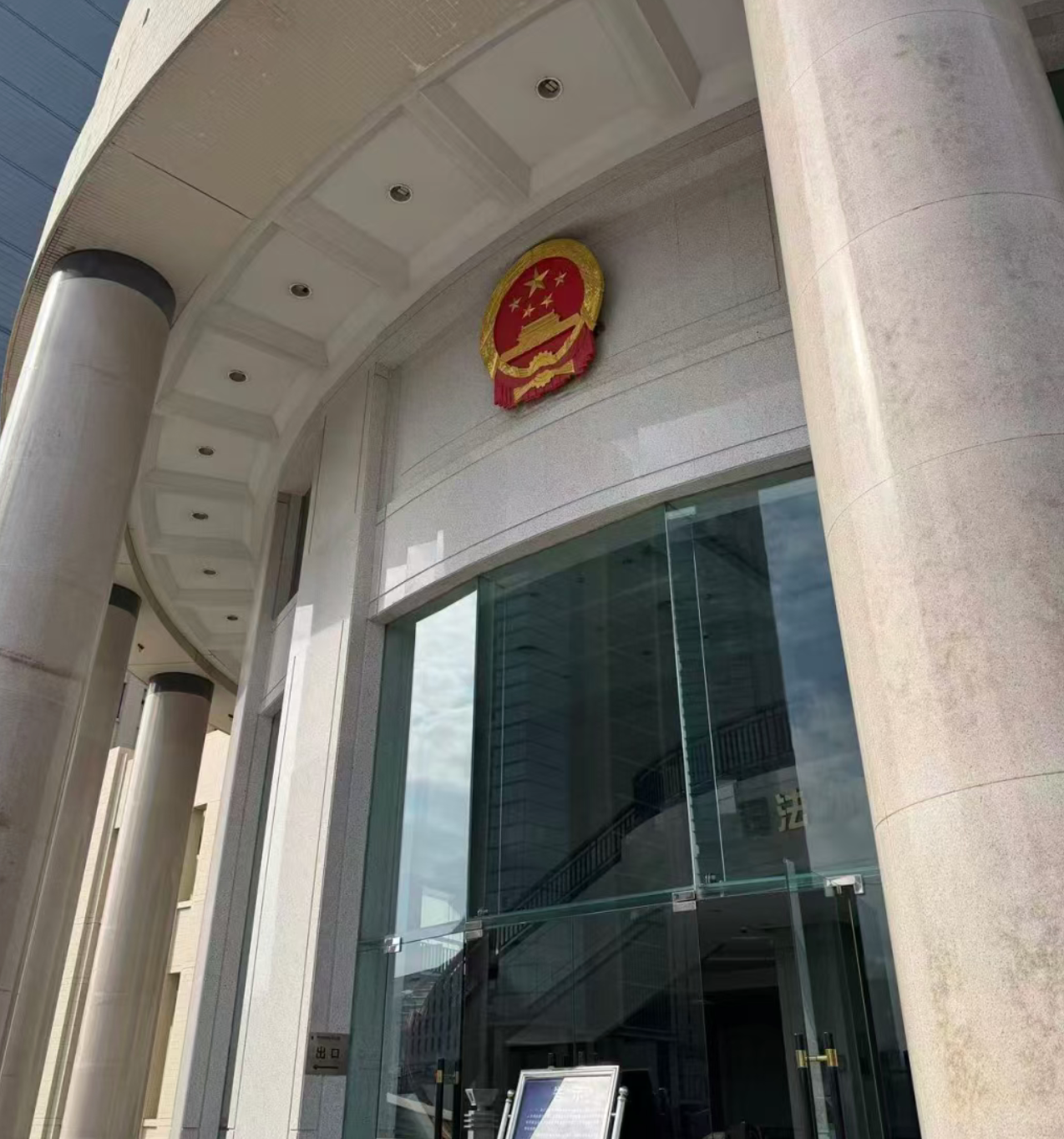  婚内与他人持续同居能认定为重婚吗？同居期间修建的